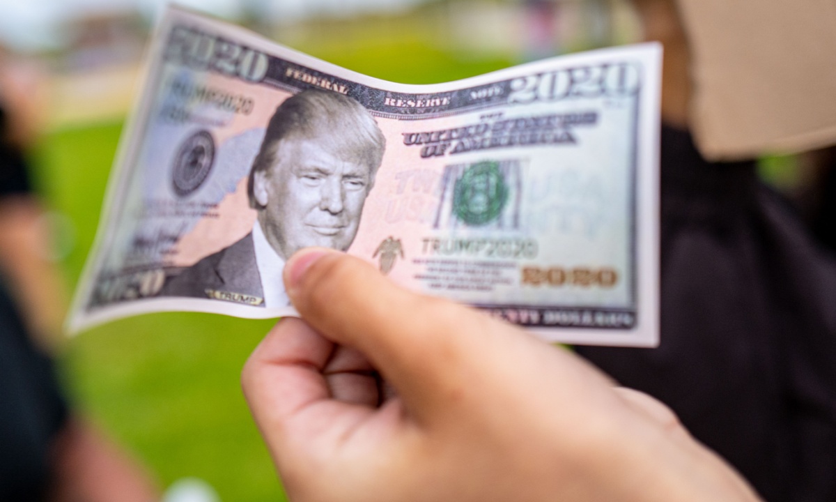 Donald Trump's face on a bank note