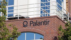 is palantir stock overvalued?